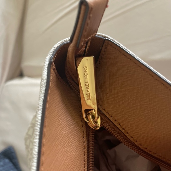 Michael Kors Original Vanilla Tote - Picture 10 of 12